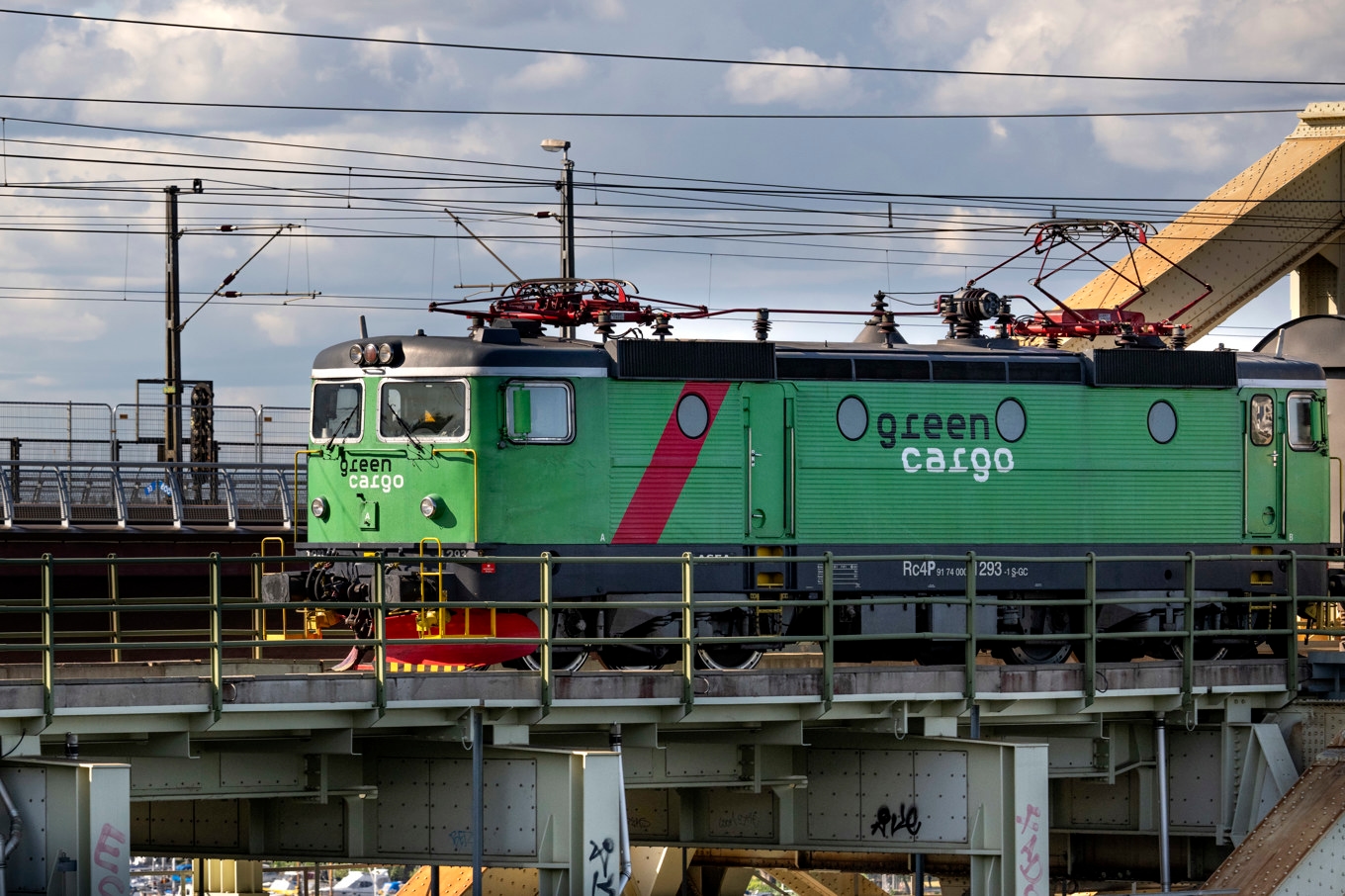 Ett godståg från Green Cargo åker över Årstabron i Stockholm. Foto: Pontus Lundahl/TT