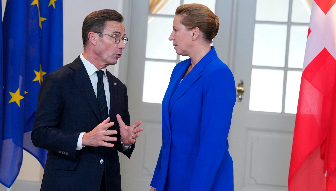 Sveriges Ulf Kristersson (M) aviserar stöd till sin danska kollega Mette Frederiksen. Arkivbild. Foto: Liselotte Sabroe/Ritzau Scanpix/AP