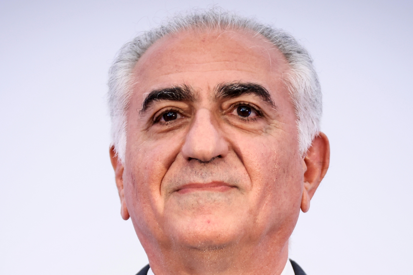 Reza Pahlavi, son till Irans siste shah. Den här bilden togs vid en presskonferens i Paris i juni 2025. Foto: Thomas Padilla/AP/TT