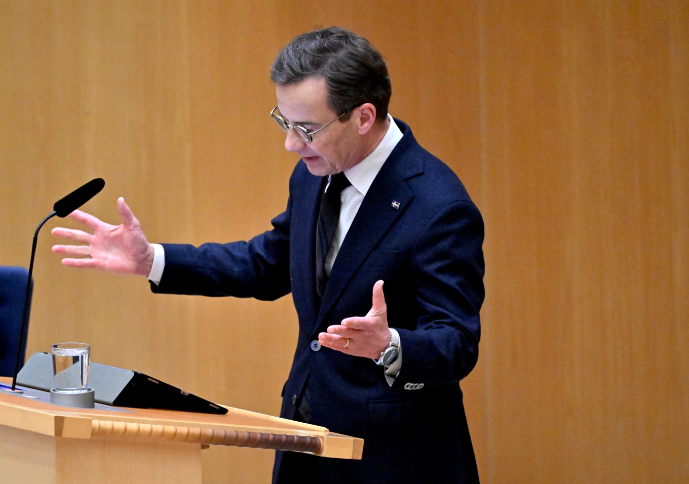 Statsminister Ulf Kristersson under onsdagskvällens partiledardebatt i riksdagen. Foto: Pontus Lundahl/TT