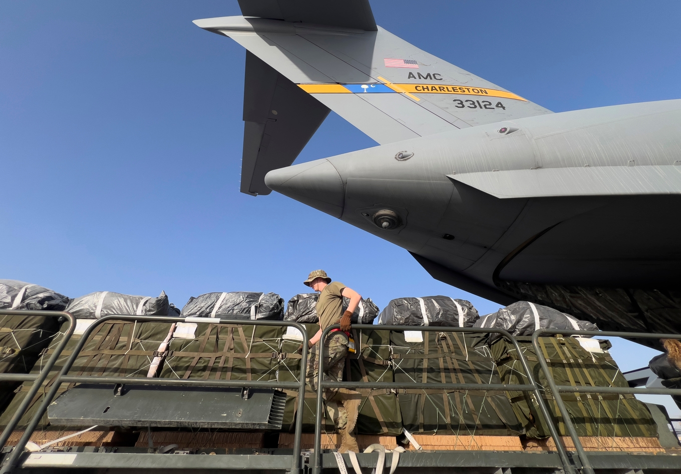 En amerikansk soldat vid militärbasen al-Udeid i Qatar. Bilden är tagen i mars 2024. Foto: Hussein Malla/AP/TT