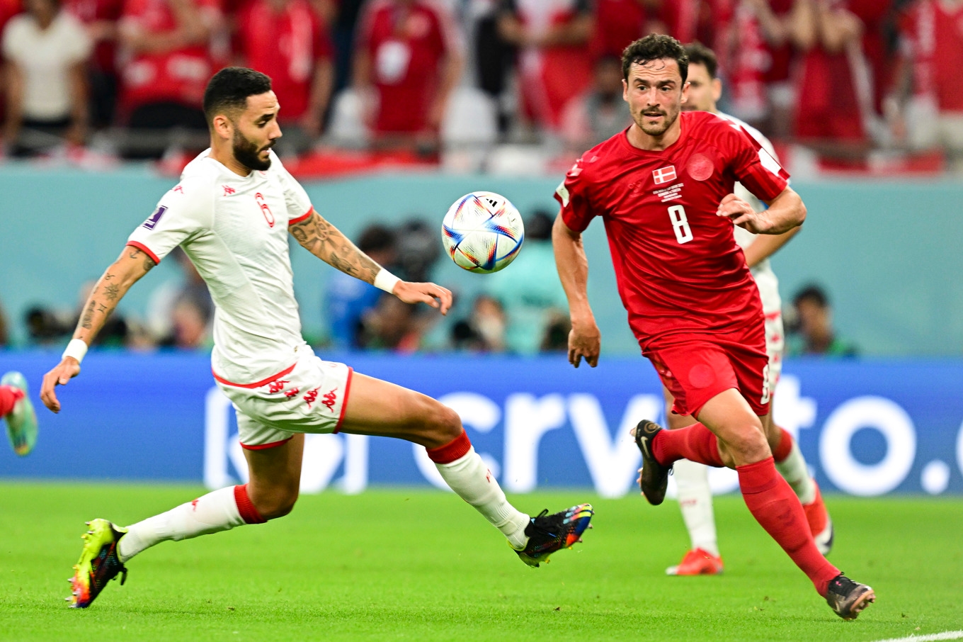 Tunisiens Dylan Bronn och Danmarks Thomas Delaney under fotbolls-VM i Qatar 2022. Foto: Jonas Ekströmer/TT