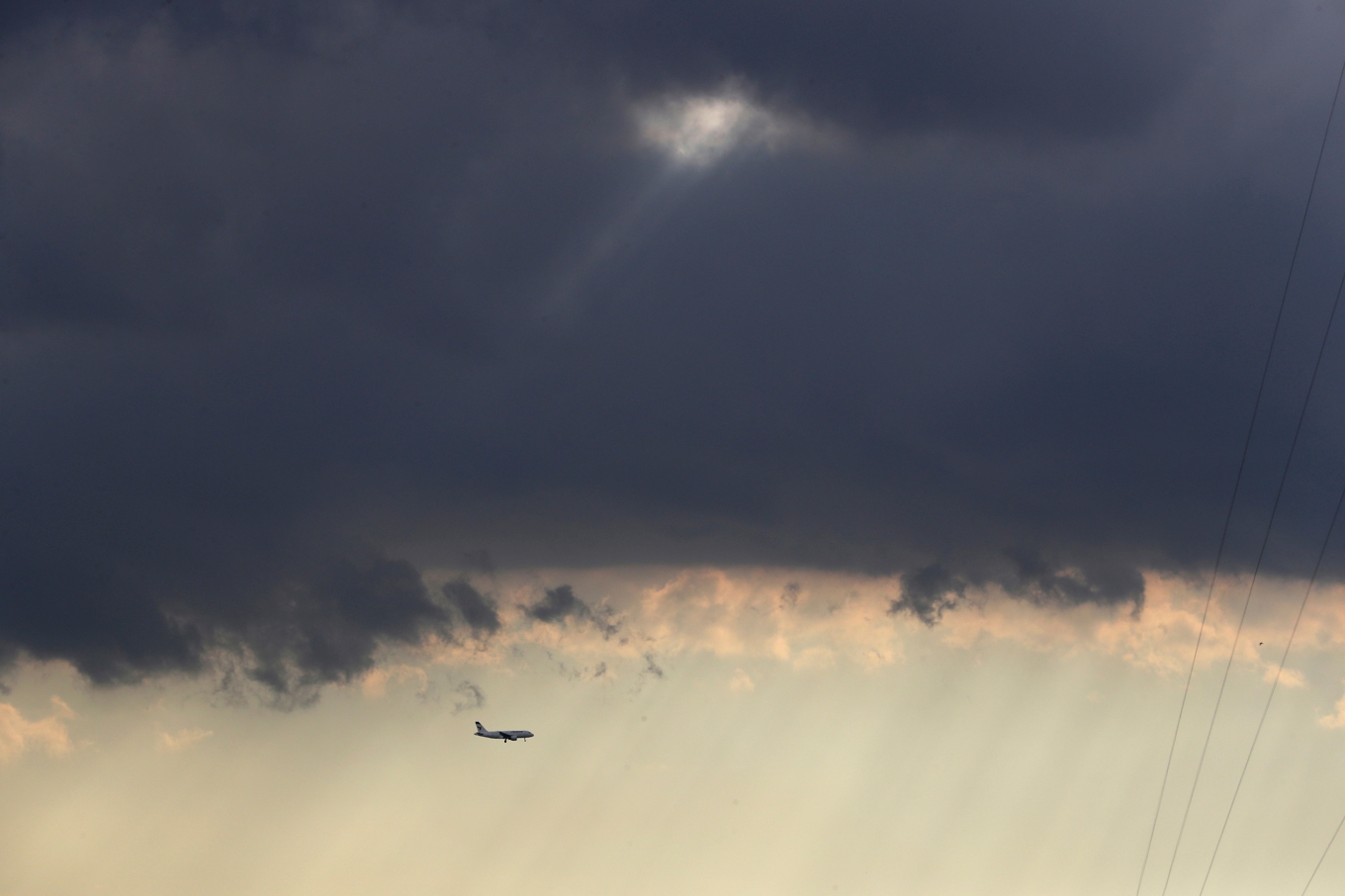 Ett flygplan ovan Irans huvudstad Teheran. Arkivbild. Foto: Vahid Salemi/AP/TT