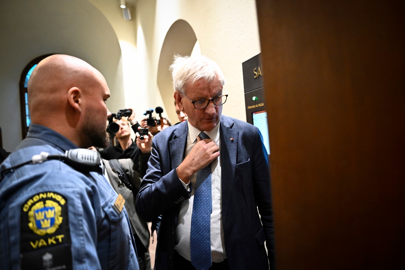 Carl Bildt på väg in i rättssalen i Stockholms tingsrätt på torsdagen. Foto: Henrik Montgomery/TT