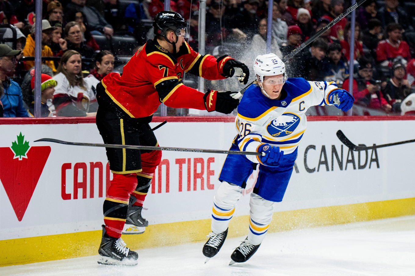 Svenske Buffalo-spelaren Rasmus Dahlin (26) under en match i december i fjol. Foto: Spencer Colby/AP/TT