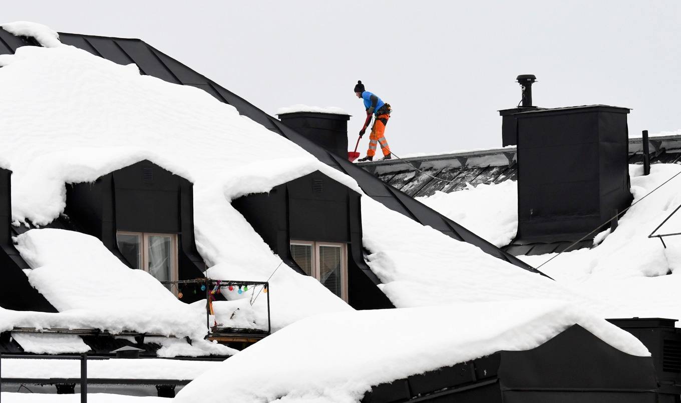 Säkerhetslina är viktigt när skottare ska upp på taken. Mannen på bilden har inget med texten att göra. Arkivbild från 2016. Foto: Johan Nilsson/TT
