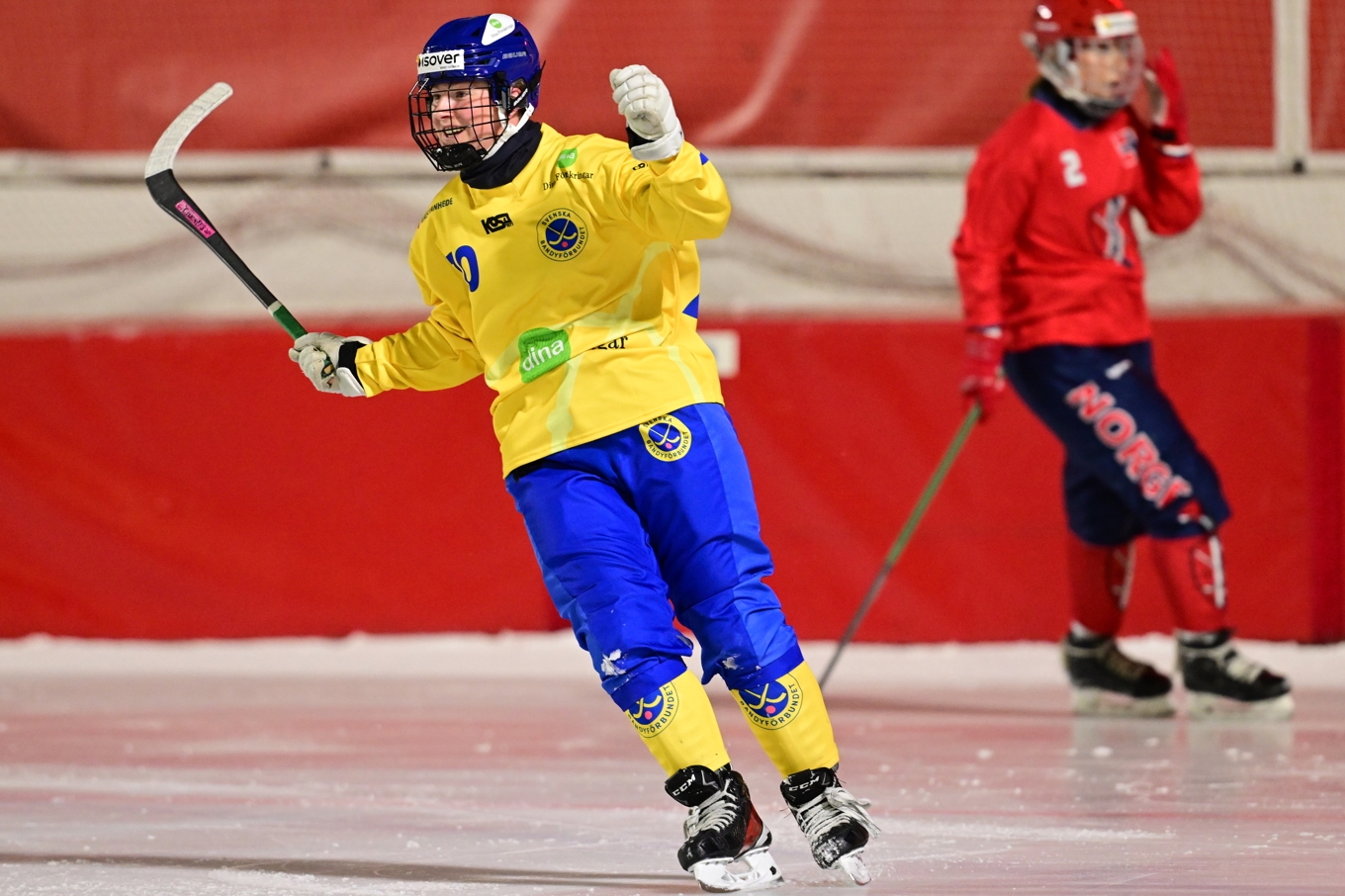 Edit Ljung firar ett av Sveriges mål i fredagens storseger mot Norge under bandy-VM i finländska Björneborg. Foto: Jonas Ekströmer/TT
