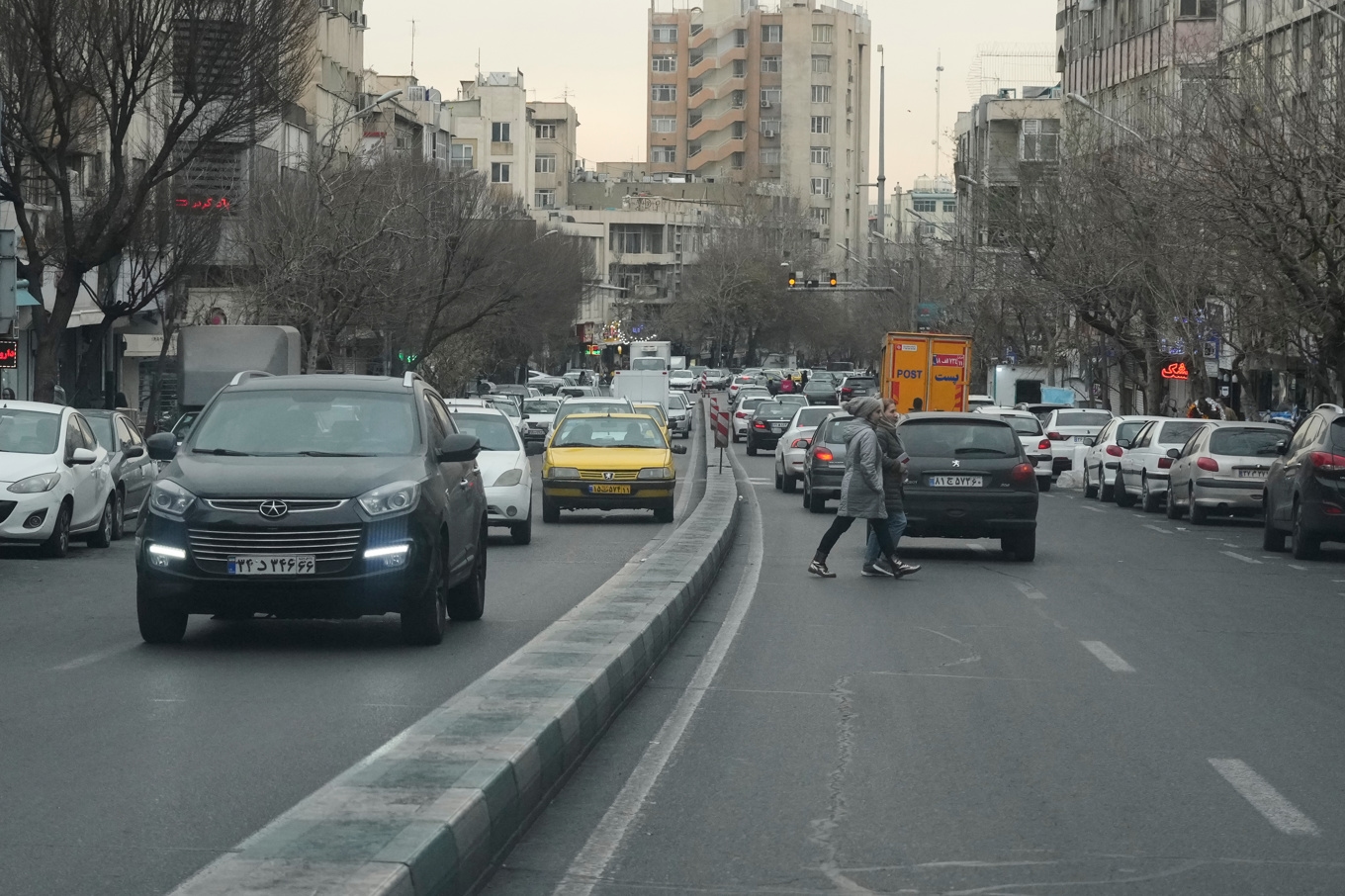 Några ambassader i Teheran evakueras med anledning av säkerhetsläget. Här är en bild från staden som togs under torsdagen. Foto: Vahid Salemi /AP/TT