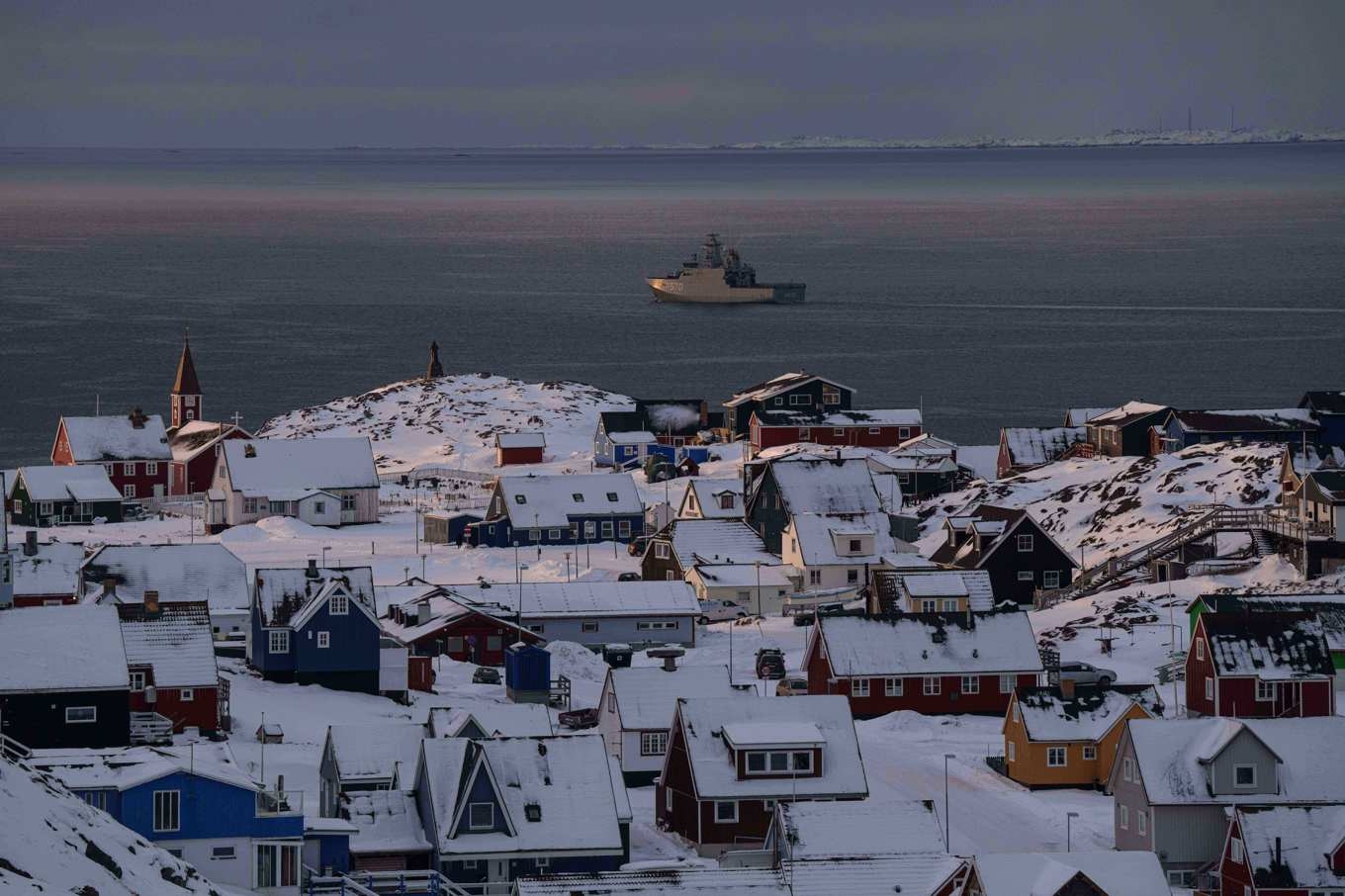 Danskt patrullfartyg utanför Nuuk i torsdags. Foto: Evgeniy Maloletka /AP/TT