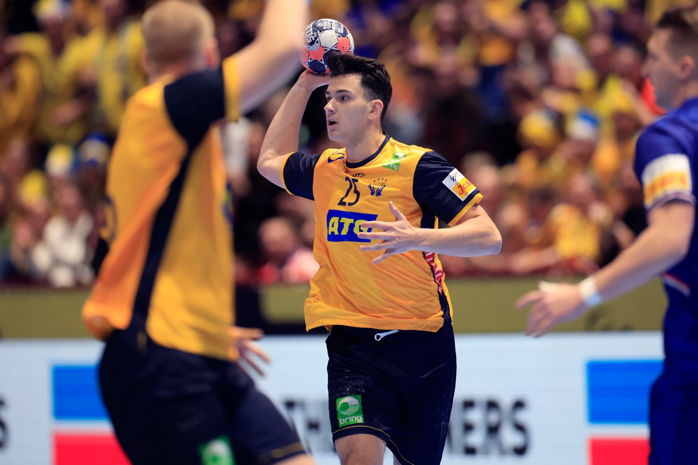 Sveriges Nikola Roganovic – sjumålsskytt mot Nederländerna i EM-premiären – hyllas efter mästerskapsdebuten. Foto: Andreas Hillergren/TT