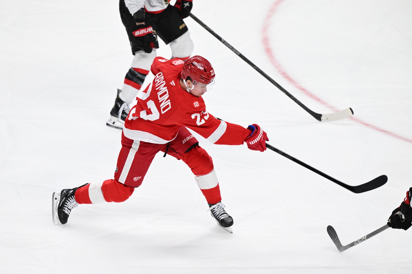 Detroits Lucas Raymond (23) gjorde mål i den andra perioden. Foto: Lon Horwedel /AP/TT
