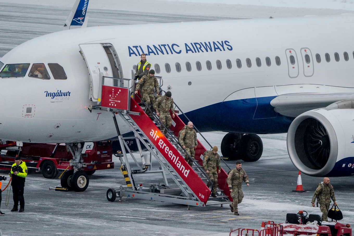Danska soldater kliver av ett plan vid flygplatsen i grönländska Nuuk. Danmark kan försöka öka sin militära närvaro än mer för att blidka Trump, tror vissa experter. Foto: Mads Claus Rasmussen/Ritzau/TT