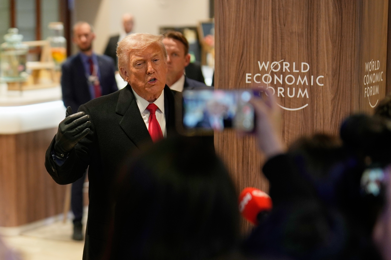 USA:s president Donald Trump då han talade med reportrar efter ett möte under Världsekonomiskt forum i Davos på onsdagen. Foto: Markus Schreiber/AP/TT