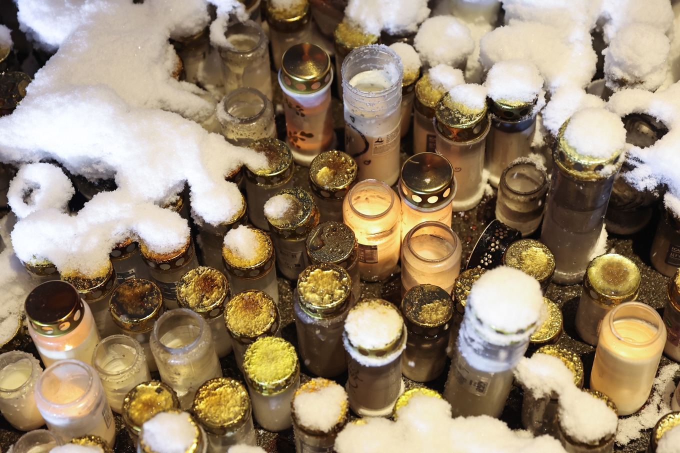 Minnesplats med tända ljus vid Rönninge torg i Salem. Arkivbild. Foto: Caisa Rasmussen/TT