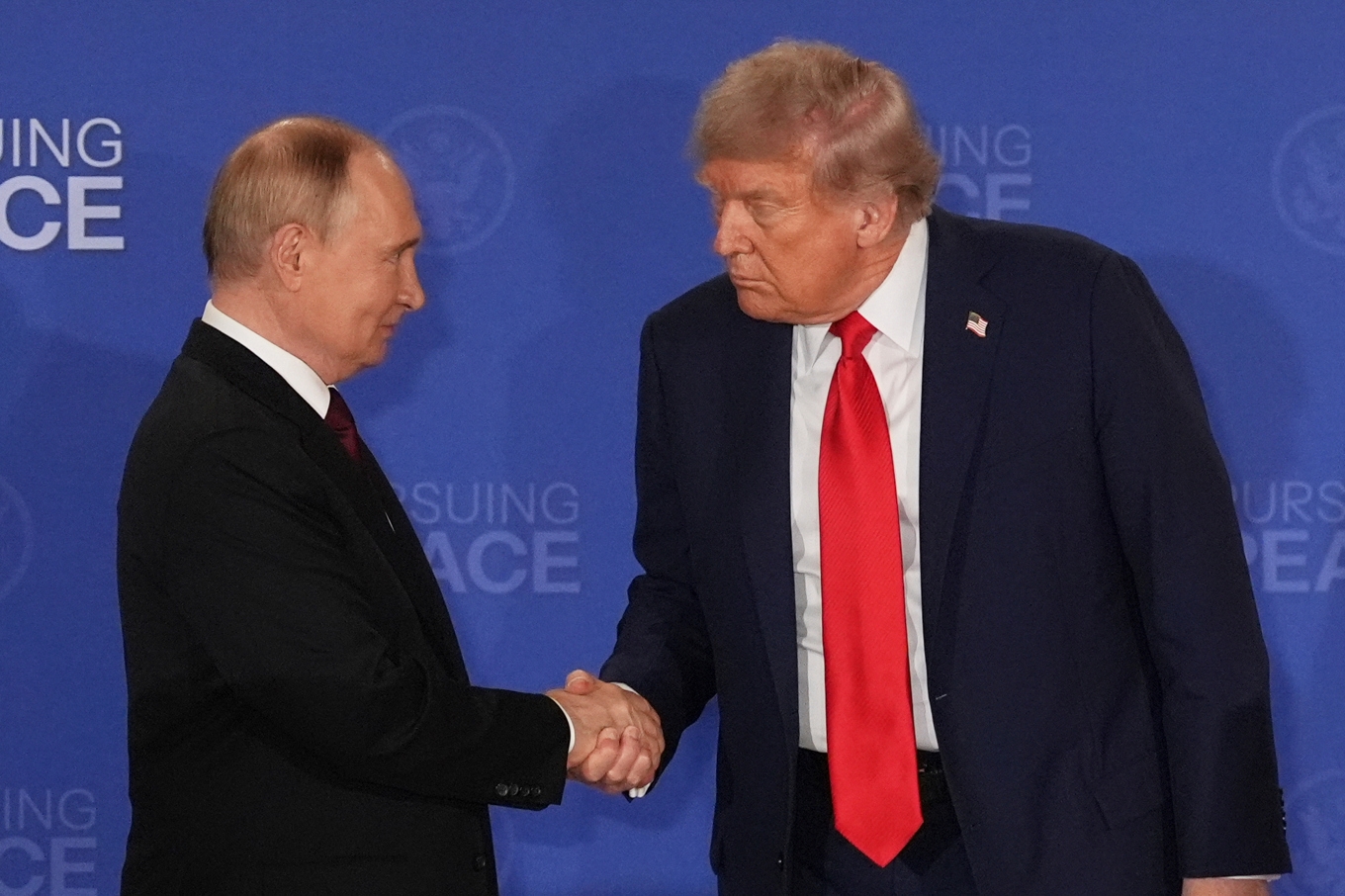 Rysslands president Valdimir Putin i samtal med USA:s president Donald Trump i Alaska i augusti fjol. Foto: Jae C Hong/AP/TT