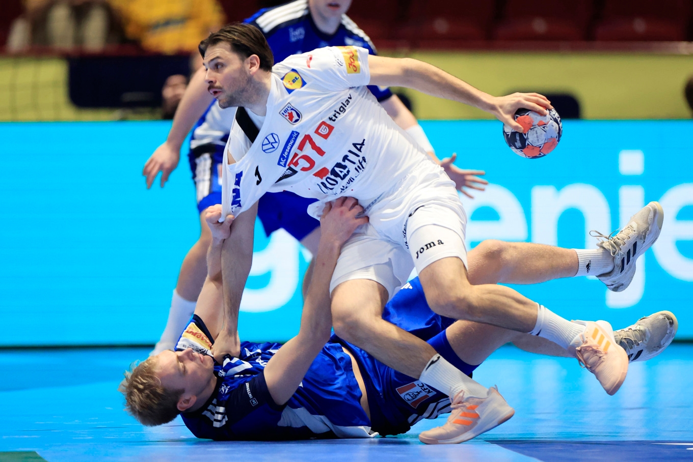 Kroatien och Filip Glavas (med bollen) fick Island på fall. Foto: Andreas Hillergren/TT