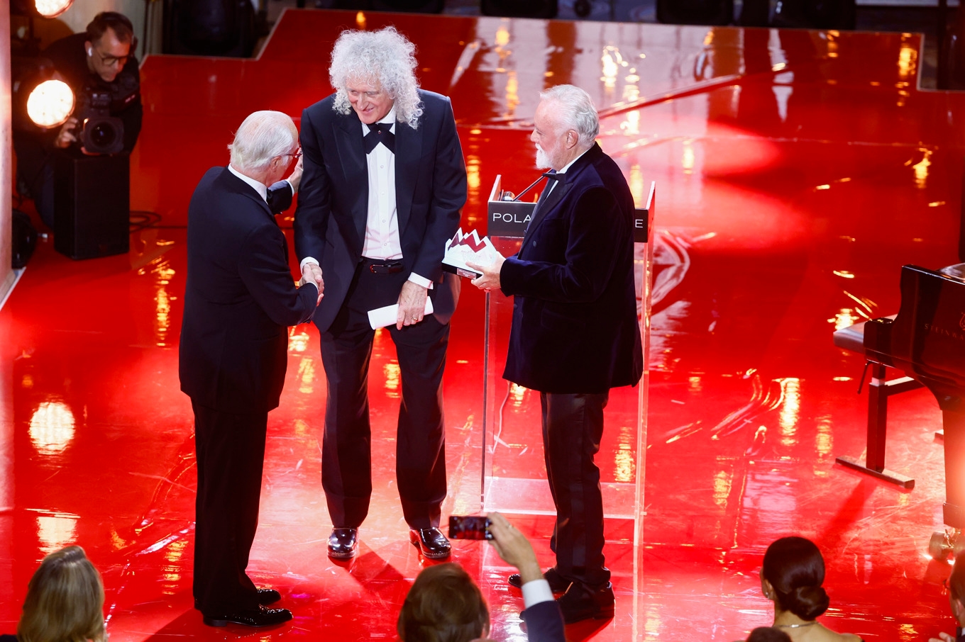 Kung Carl Gustaf delar ut Polarpriset 2025 till gitarristen Brian May och trummisen Roger Taylor i rockbandet Queen. Foto: Stefan Jerrevång/TT