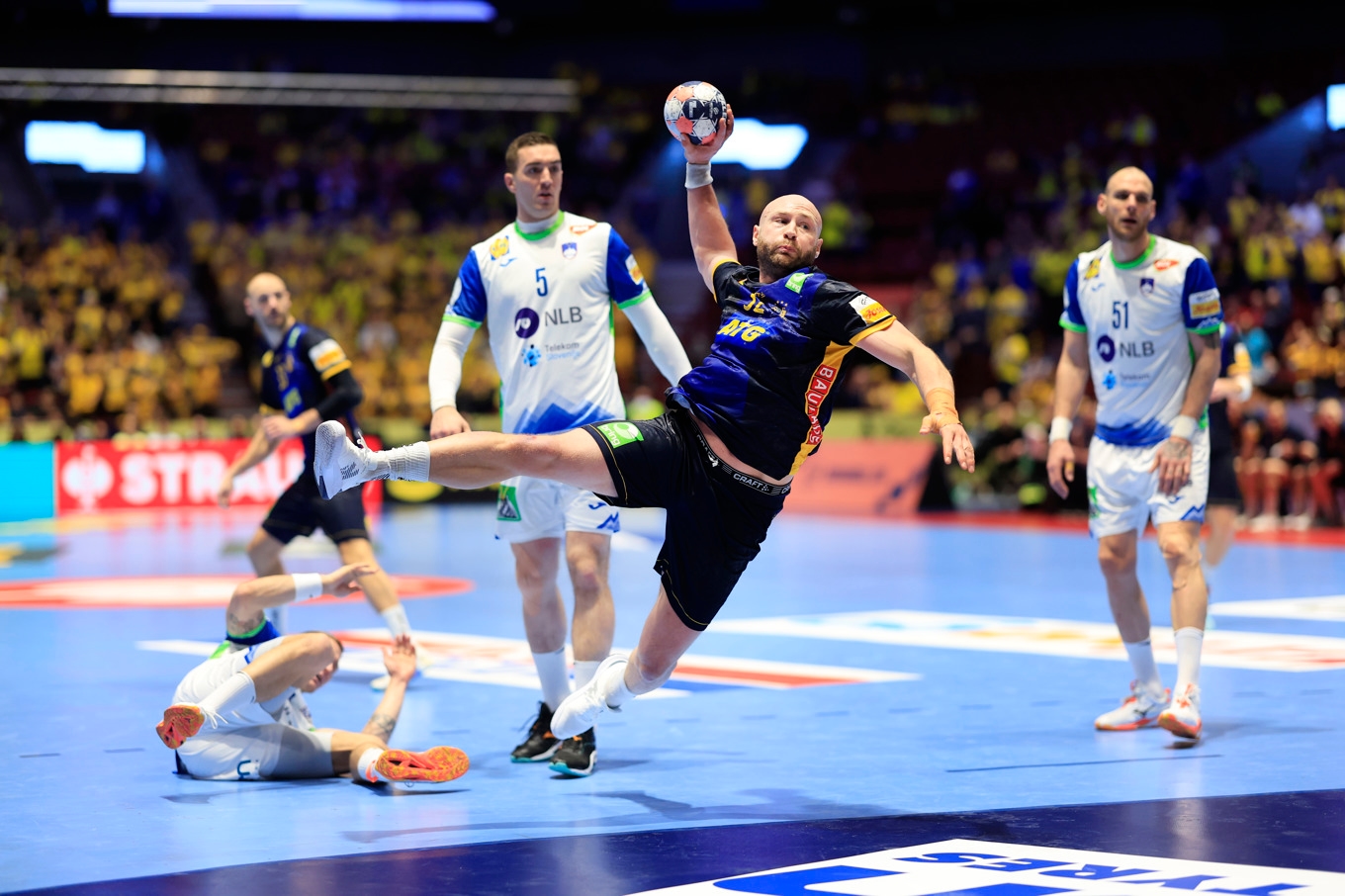Sverige och linjespelaren Oscar Bergendahl möter på söndag Island i handbolls-EM i Malmö arena. Foto: Andreas Hillergren/TT