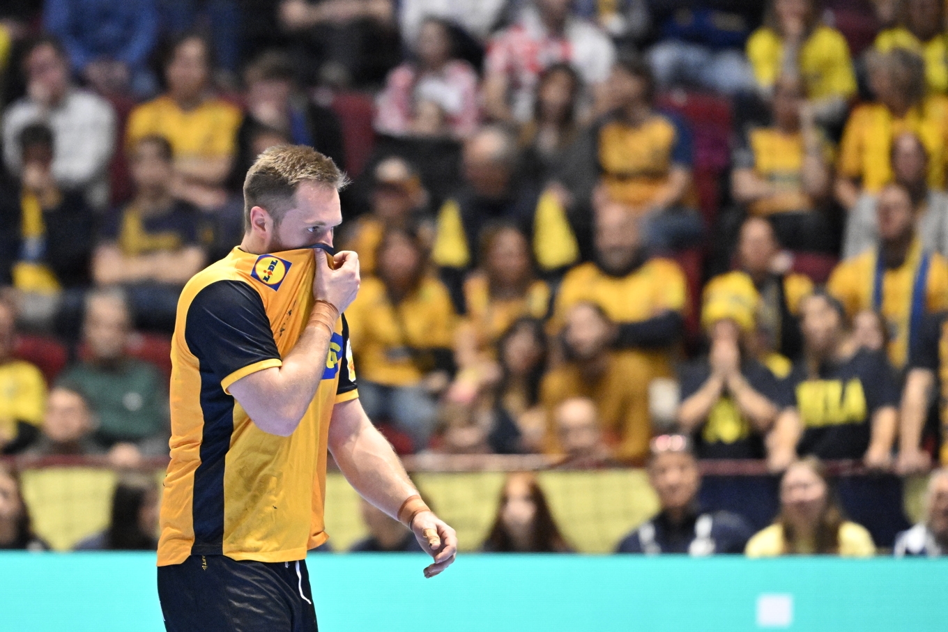 Albin Lagergren och Sverige vet nu hur det känns att förlora i årets handbolls-EM. Foto: Johan Nilsson/TT
