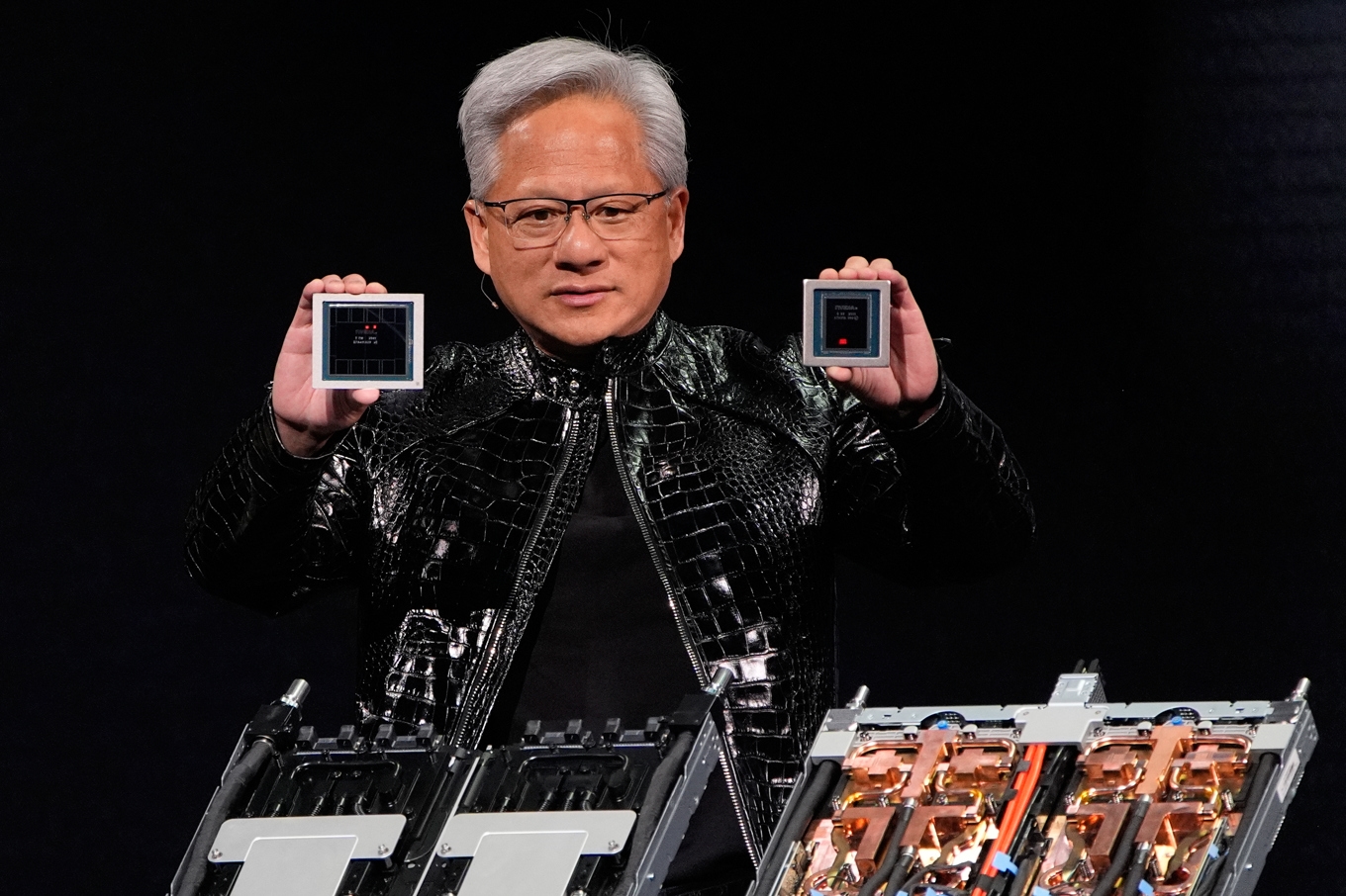 Nvidias vd Jensen Huang visar upp företagets nya produkter på en presskonferens inför techmässan CES i Las Vegas tidigare i januari. Foto: John Locher/AP/TT