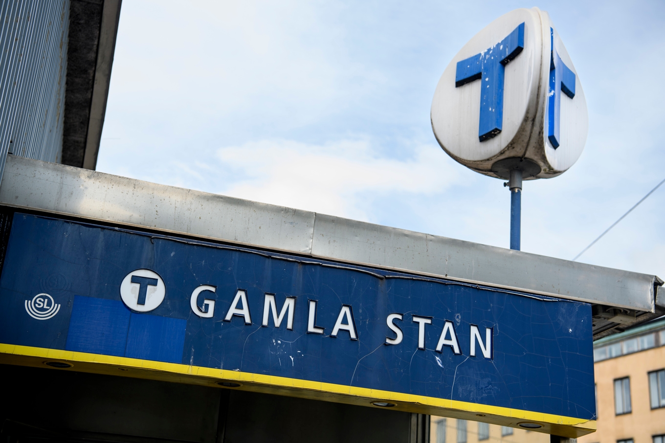 En man ramlade ner på spåret och blev påkörd av ett tåg men klarade sig. Arkivbild. Foto: Oscar Olsson/TT