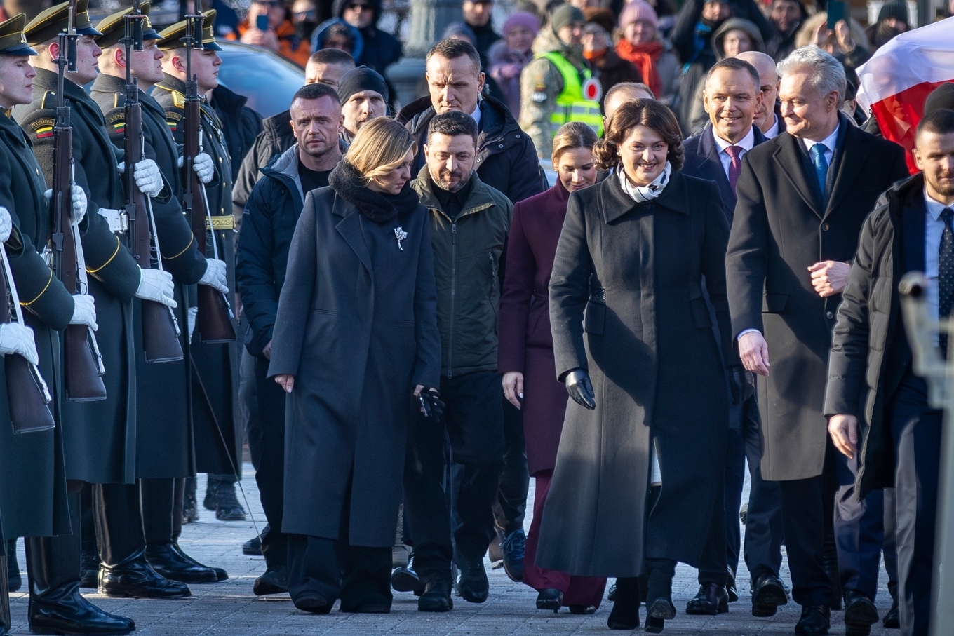 Volodymyr Zelenskyj, i mitten, i Vilnius på söndagen. Foto: Mindaugas Kulbis /AP/TT