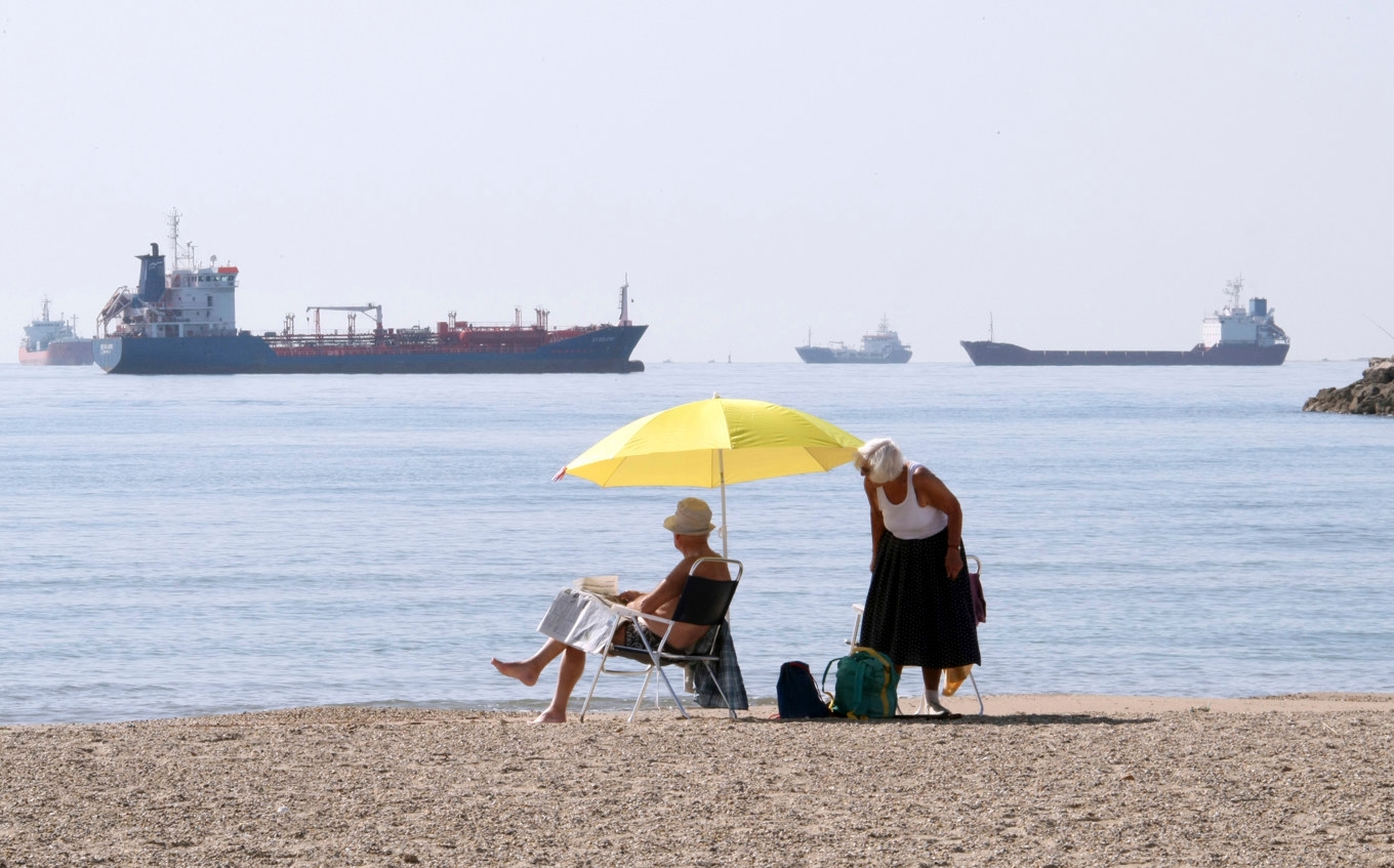 Turister på stranden i franska Fos-sur-Mer, i ett annat sammanhang. I dag ligger en oljetanker som misstänks frakta sanktionsbelagd rysk olja för ankar där. Arkivbild. Foto: Claude Paris/AP/TT