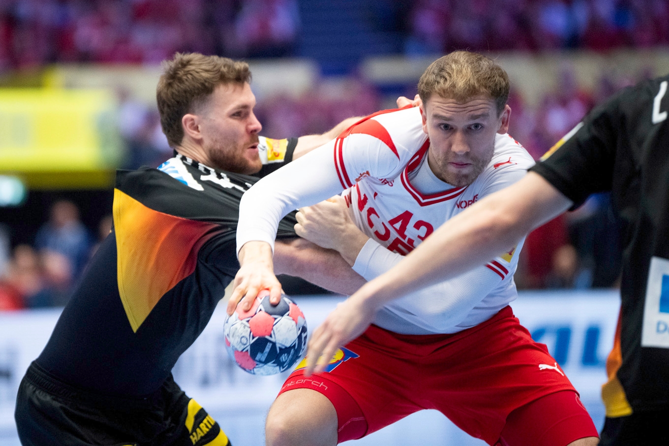 Danmarks Simon Pytlick i kamp med Tysklands Johannes Golla. Foto: Bo Amstrup/Ritzau Scanpix/TT