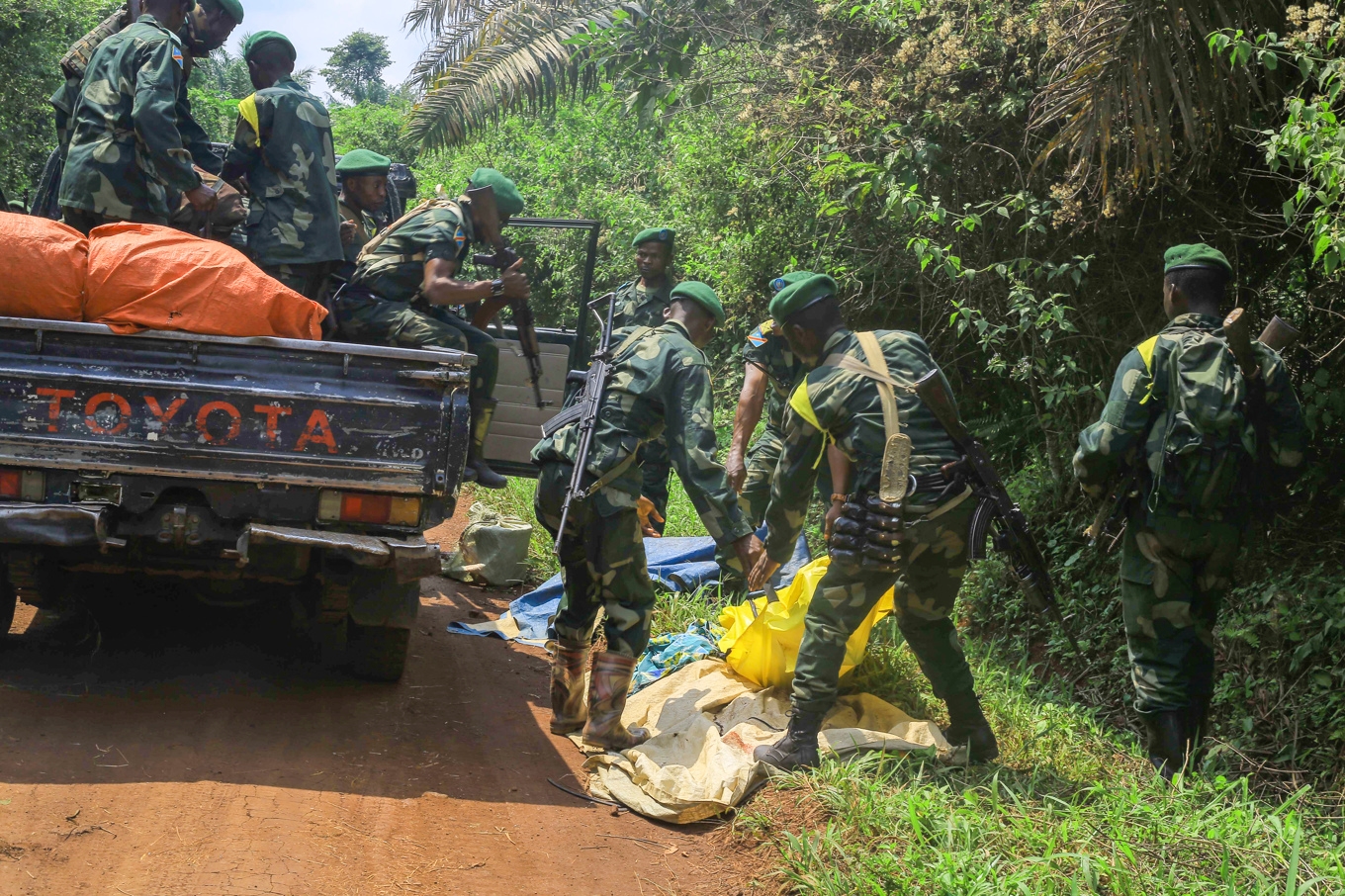 Terrorrörelsen ADF i nordöstra Kongo-Kinshasa har under flera år angripit civila i regionen. Dödsoffer omhändertas av militär från Kongo-Kinshasa. Arkivbild. Foto: Al-hadji Kudra Maliro/AP/TT