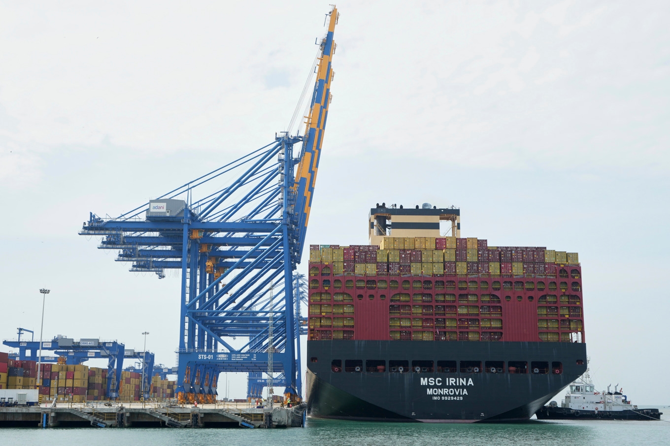 Världens största containerfartyg, nästan 400 meter långa MSC Irina, lägger till vid hamnen i Vizhinjam i Indien. Arkivbild. Foto: Ajit Solanki/AP/TT
