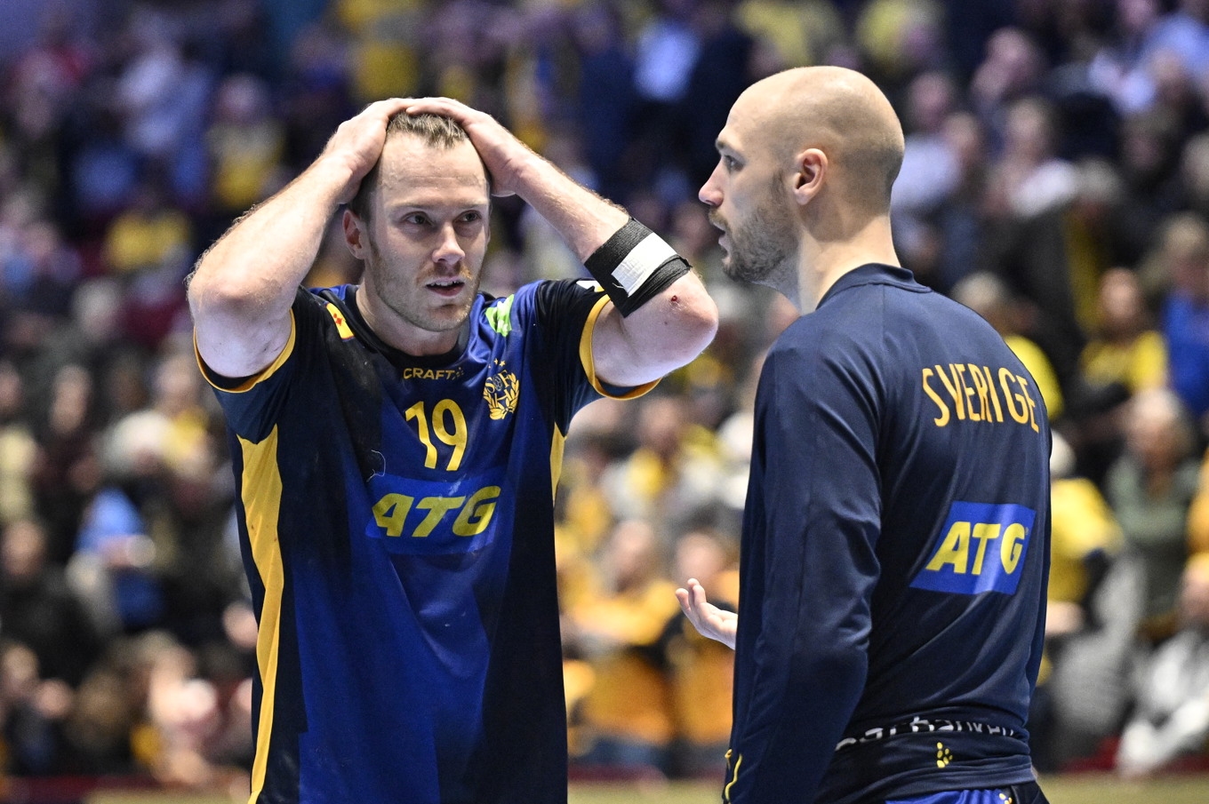 Sveriges Felix Claar och Lukas Sandell efter oavgjort mot Ungern i handbolls-EM i Malmö arena. Foto: Johan Nilsson/TT