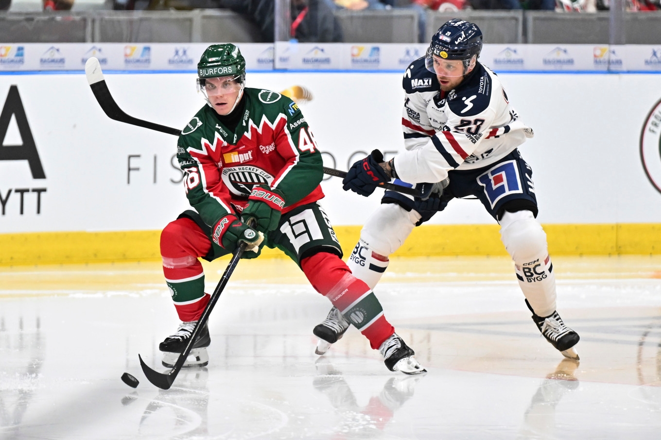 Linköping, här med forwardsprofilen Robin Kovacs till höger, sparkar sportchefen efter dåliga resultat. Arkivbild. Foto: Björn Larsson Rosvall/TT
