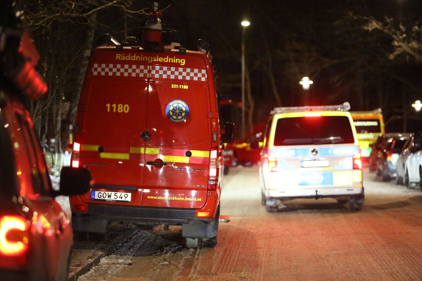 Polisen söker efter en eller flera personer som kan ligga bakom explosionen, och pratar bland annat med vittnen. Foto: Stockholm blåljus/TT