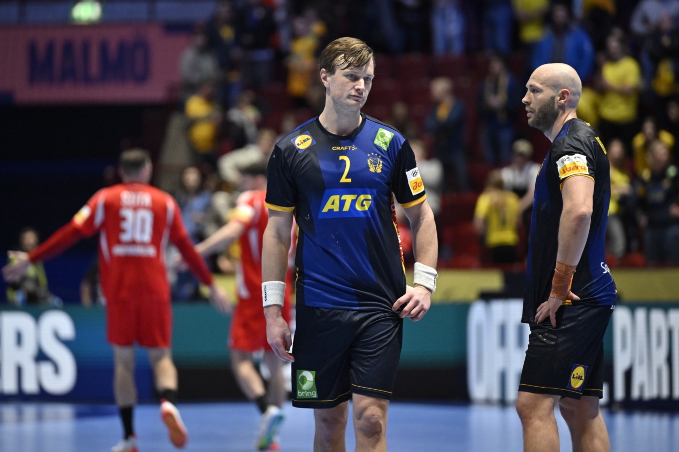 Sveriges Jonathan Carlsbogård och Oscar Bergendahl deppar efter matchen mot Ungern. Foto: Johan Nilsson/TT