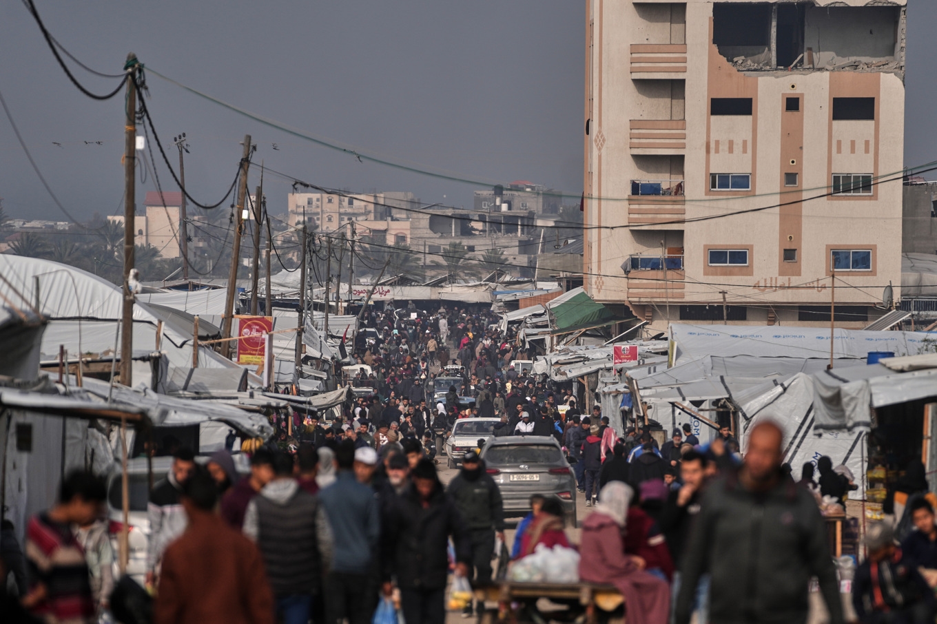 Palestinier promenerar vid en marknad i Khan Yubis. Bilden är tagen 23 januari. Foto: Abdel Kareem Hana /AP/TT