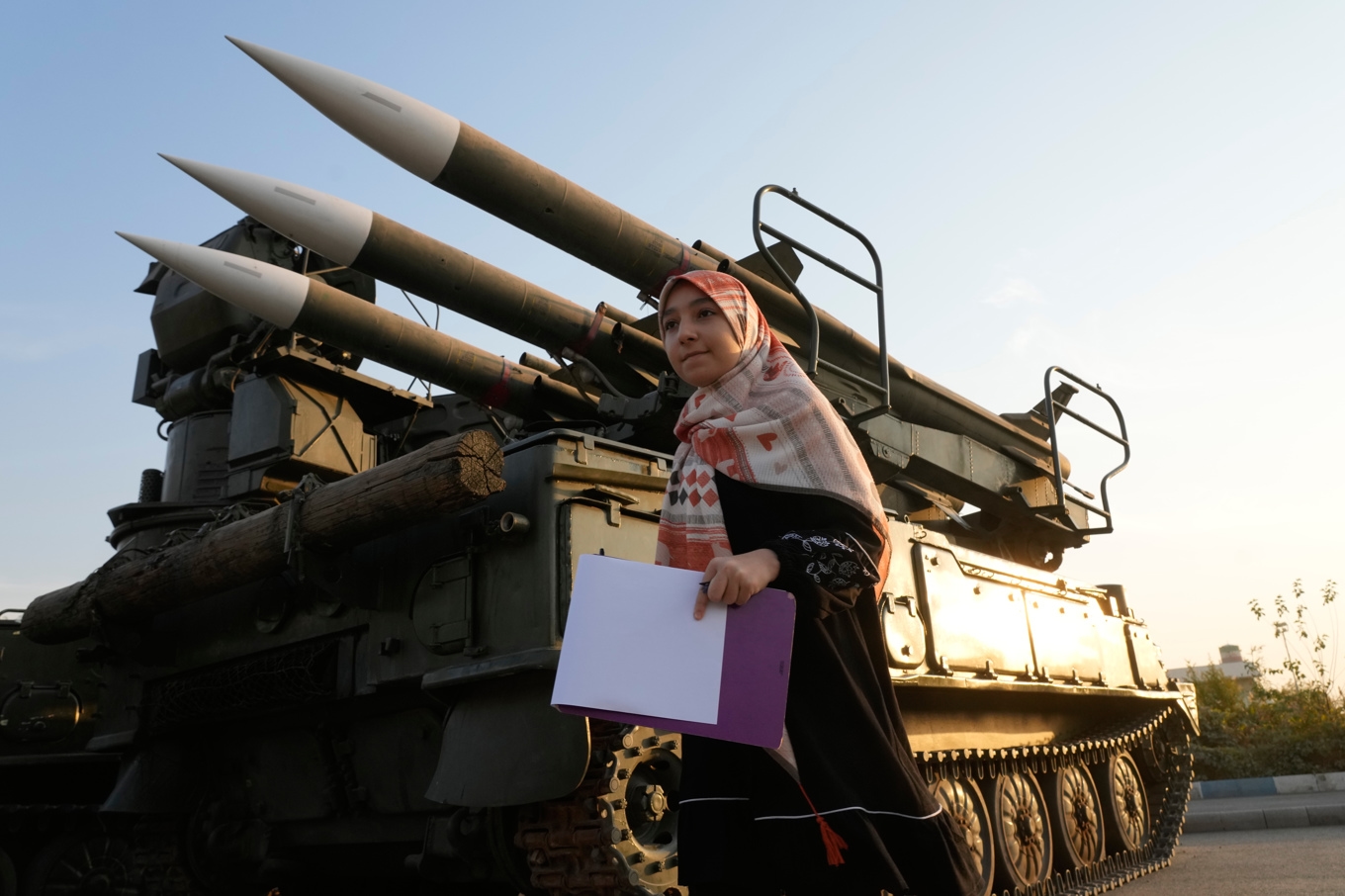 En flicka går förbi vapen som visas upp på en anläggning utanför Teheran tillhörande Irans revolutionsgarde. Arkivbild från i november. Foto: Vahid Salemi/AP/TT