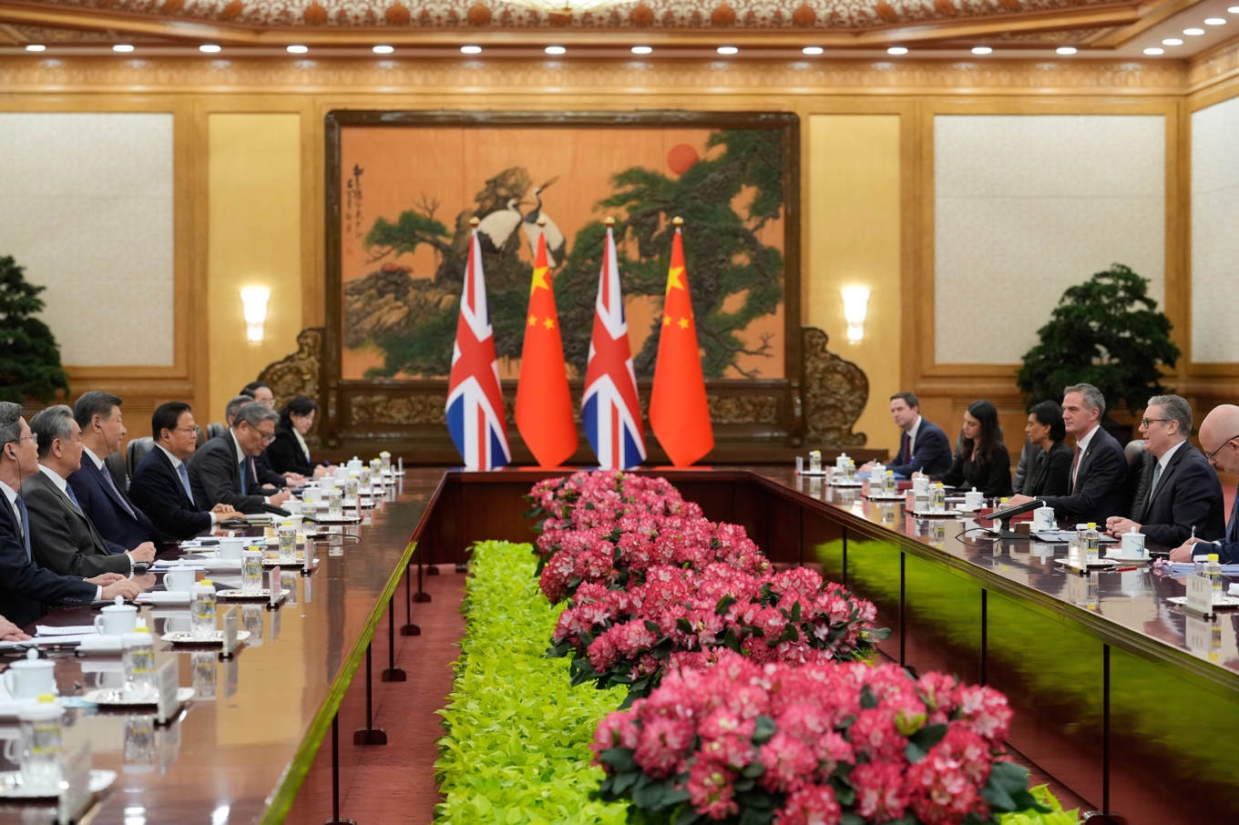 Kinas ledare Xi Jinping (tredje från vänster) och Storbritanniens premiärminister Keir Starmer (andra från höger) under torsdagens möte i Peking. Foto: Vincent Thian/AP/TT