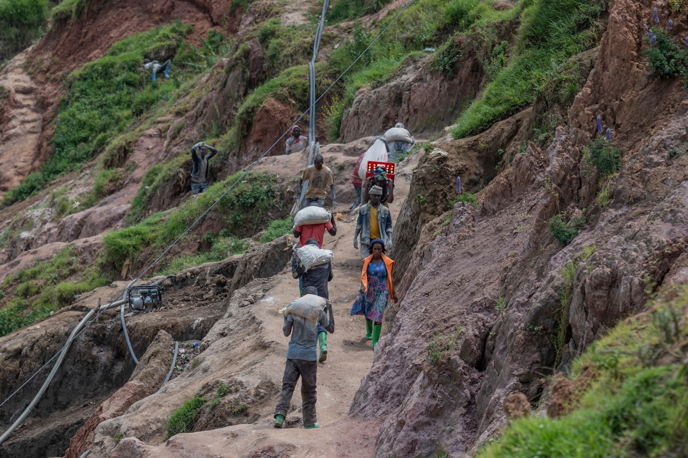 Gruvarbetare vid ett coltanbrott i Rubaya i östra Kongo-Kinshasa. Arkivbild från i fjol. Foto: Moses Sawasawa/AP/TT