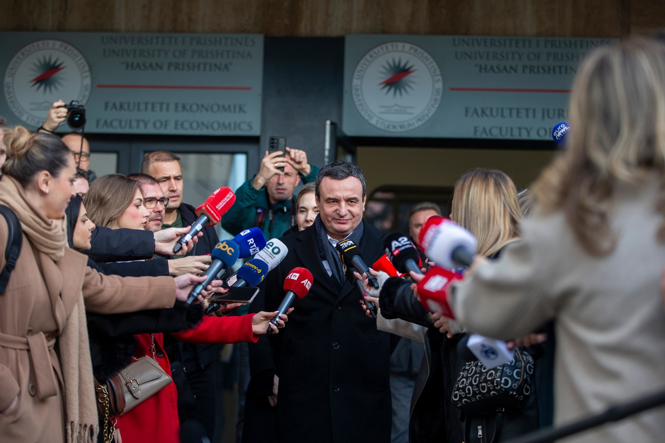 Kosovos premiärminister Albin Kurti efter att ha röstat i valet i slutet av förra året. Arkivbild. Foto: Visar Kryeziu/AP/TT