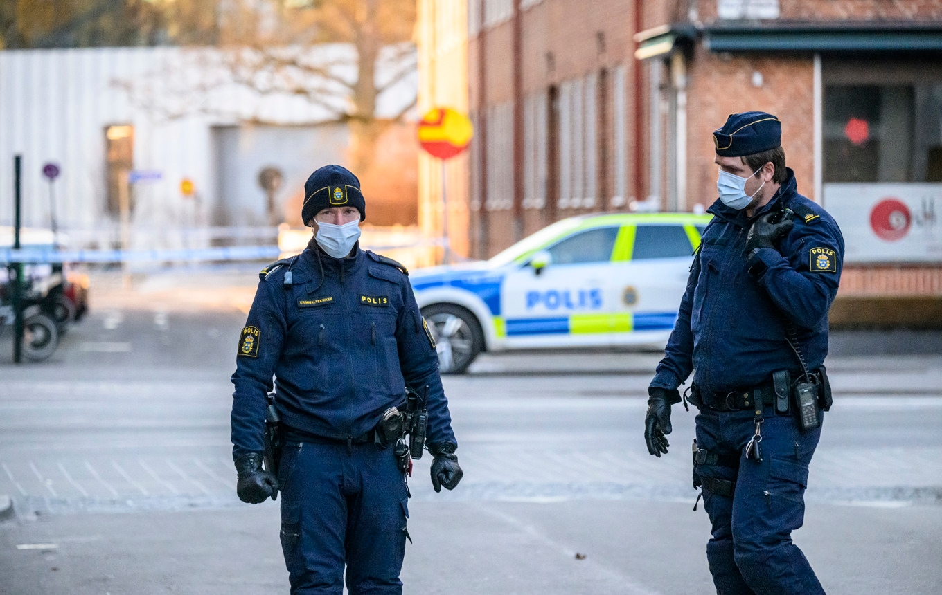 Polis spärrade av på den misstänkta brottsplatsen. Foto: Johan Nilsson/TT