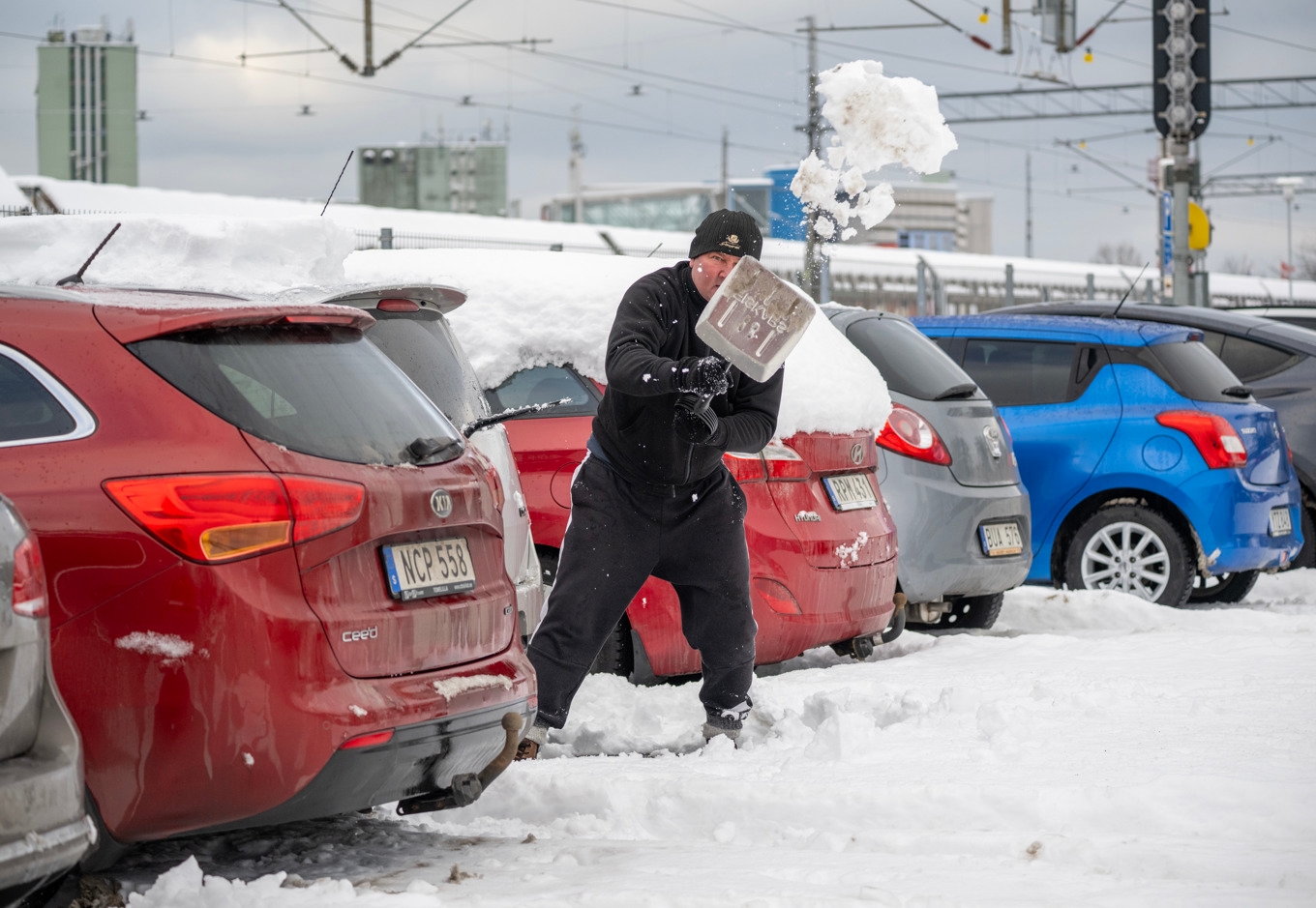 En bil skottas fram på parkeringen vid hamnen i Ystad. Arkivbild. Foto: Johan Nilsson / TT