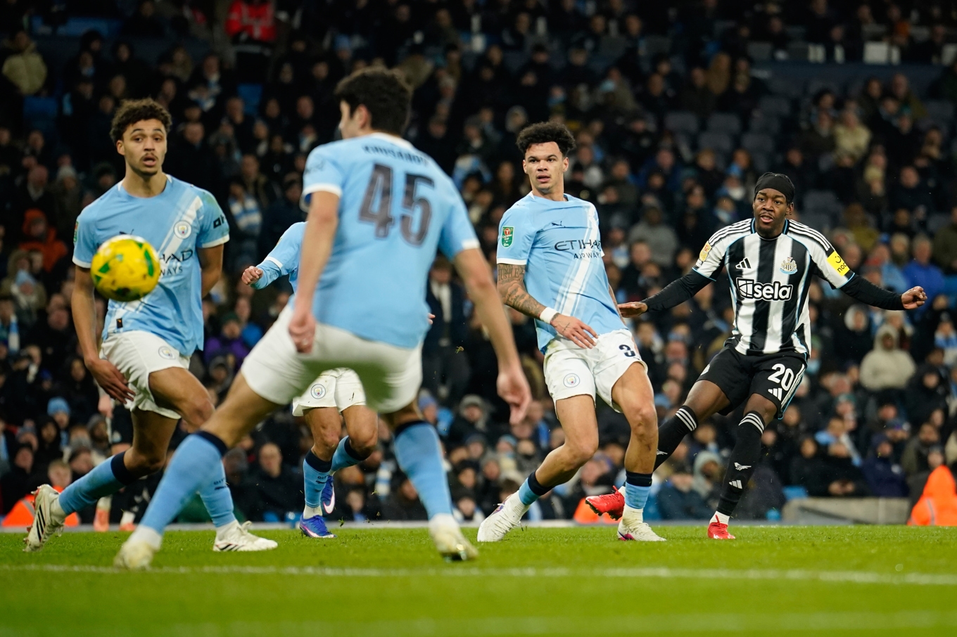 Anthony Elanga (höger) gör sitt första mål för Newcastle i semifinalen av ligacupen mot Manchester City. Foto: Dave Thompson/AP/TT