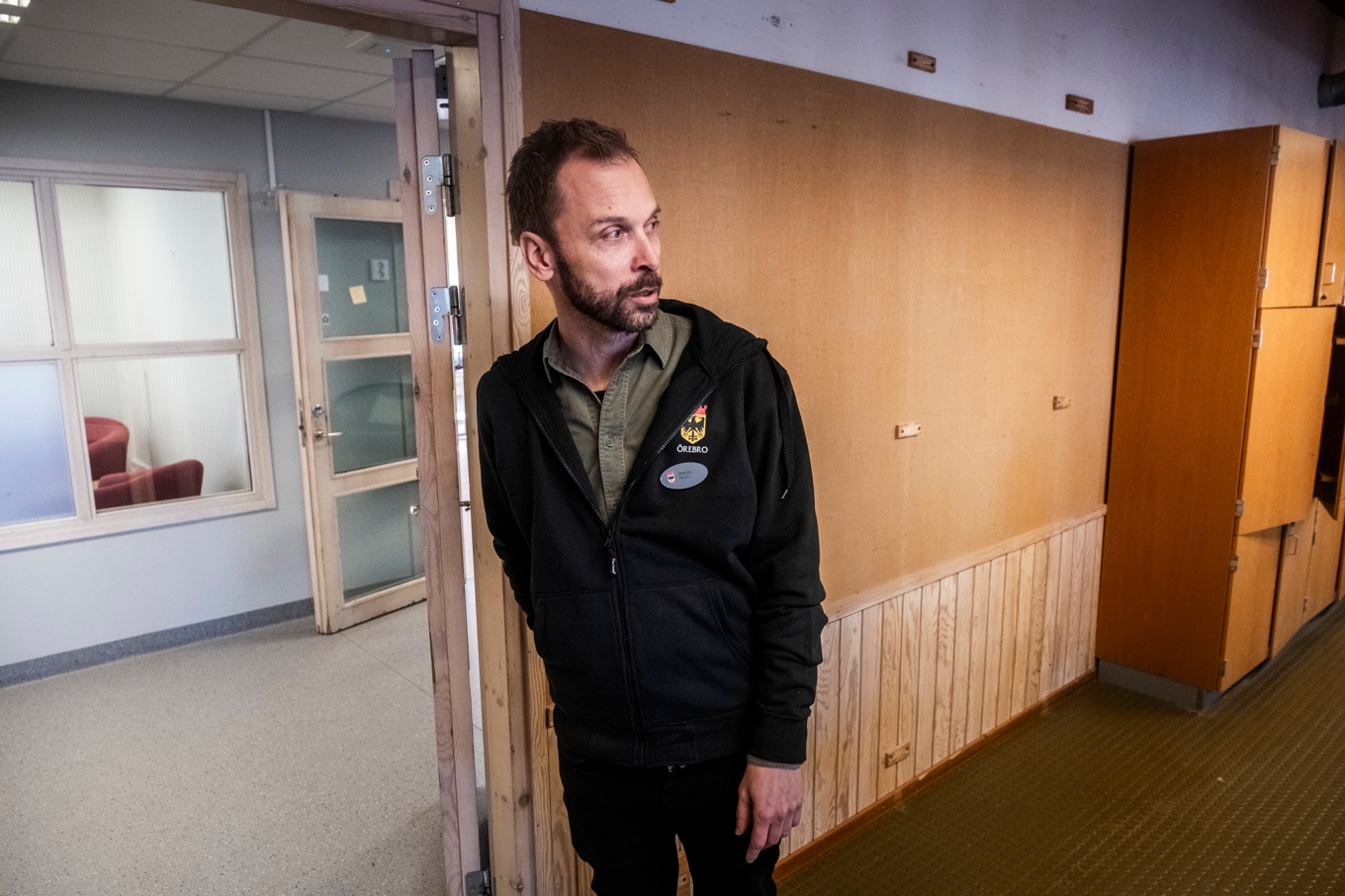 Mattias Molin, en av flera rektorer på Campus Risbergska i Örebro. Här fotad i tillfälliga lokaler där undervisningen först drog i gång efter skjutningen. Bild från mars 2025. Foto: Magnus Hjalmarson Neideman/SVD/TT