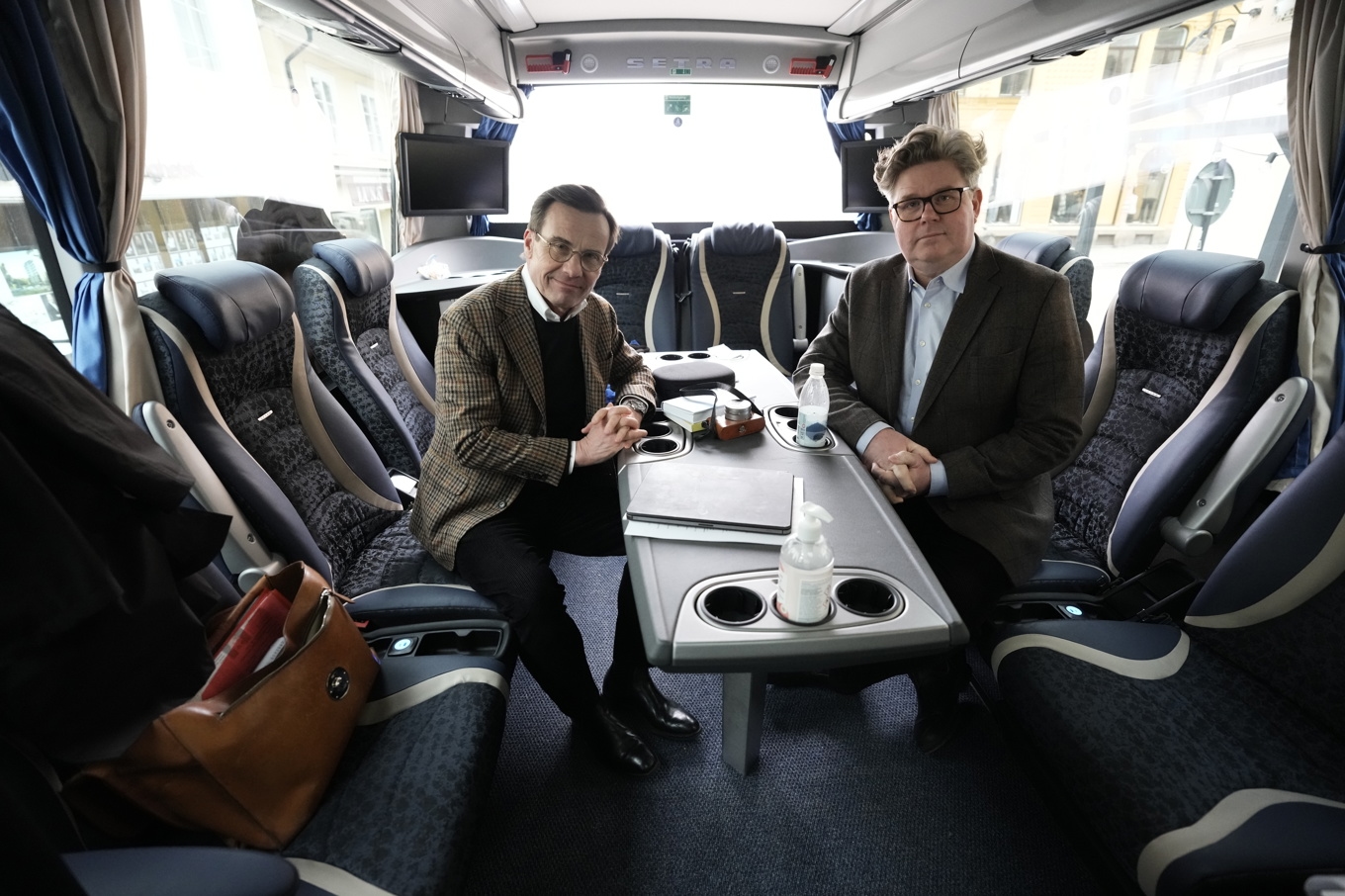 Moderaternas partiledare Ulf Kristersson (M) och justitieminister Gunnar Strömmer (M) i valbussen under onsdagen, ett år efter skolskjutningen i Örebro. Foto: Björn Larsson Rosvall/TT