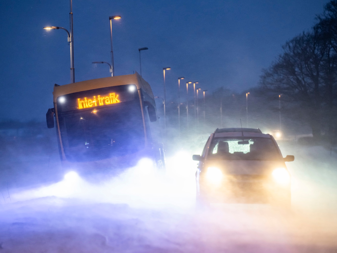 En buss har hamnat i diket i snödrevet mellan Malmö och Tygelsjö på torsdagskvällen. Foto: Johan Nilsson/TT