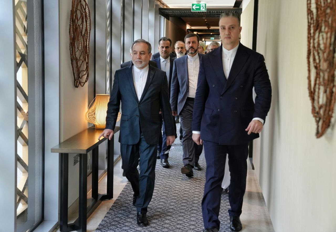 Irans utrikesminister Abbas Araghchi, till vänster i bild, i samband med fredagens samtal i Omans huvudstad Muskat. Foto: Irans utrikesdepartement via /AP/TT