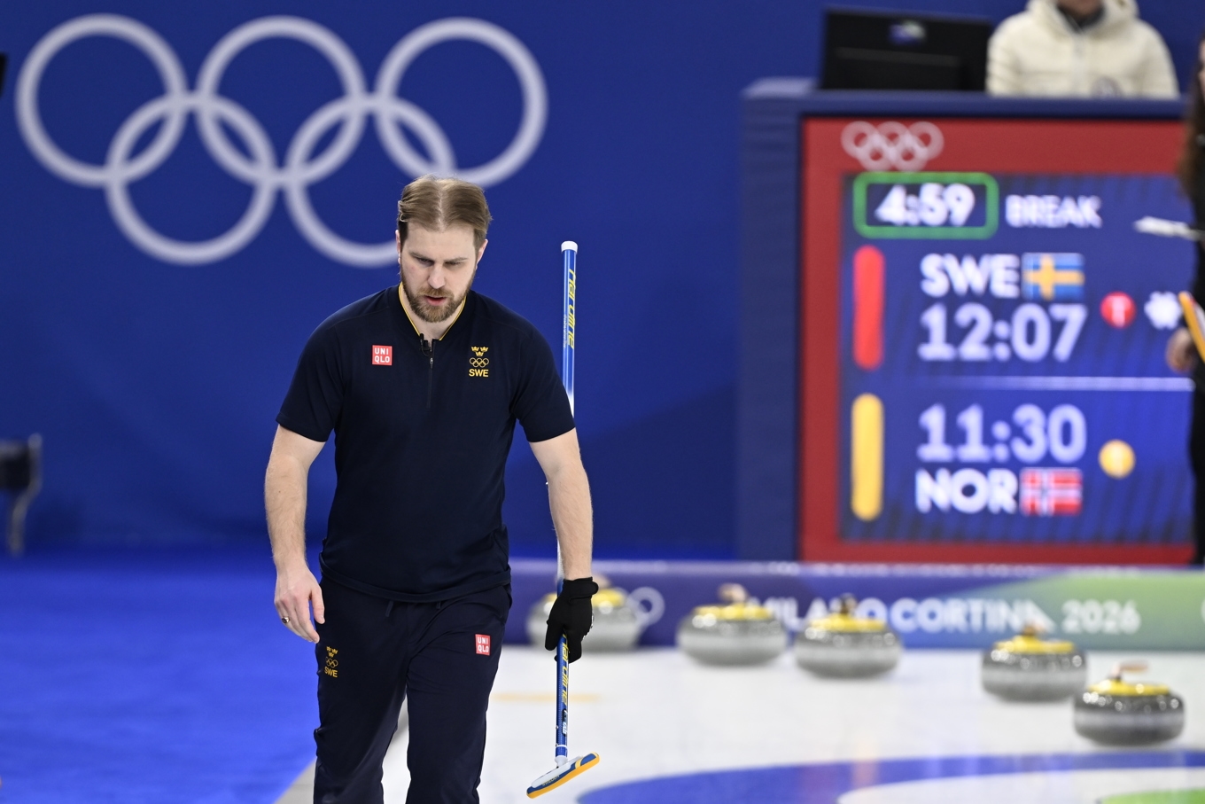 Sveriges Rasmus Wranå deppar efter förlusten mot Norge i curlingens mixeddubbel. Foto: Pontus Lundahl/TT