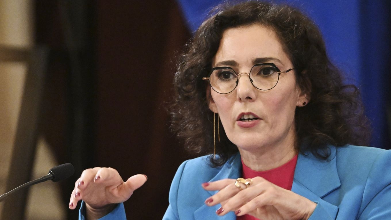 Hadja Lahbib, EU-kommissionär för jämlikhet, beredskap och krishantering, menar att ”rasismen stänger dörrar” i unionen, men programmet hon står bakom får kritik från flera håll. Foto: Attila Kisbenedek/AFP via Getty Images