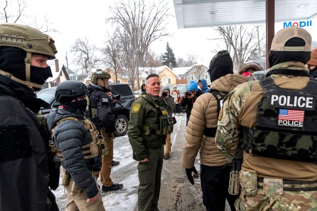 Gränspolisens befälhavare Gregory Bovino (mitten) i Minneapolis. Bovino har nu lämnat sin roll i insatsen i delstaten. Utredningar pågår kring aktivismen mot ICE:s insatser. Foto: Stephen Maturen/Getty Images