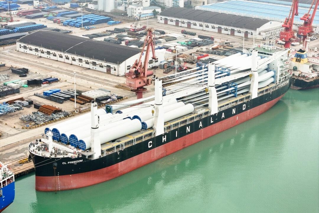 Vindturbindelar tillverkade av Goldwind lastas på en båt i hamnen i Lianyungang i östra Jiangsuprovinsen. Foto: AFP via Getty Images